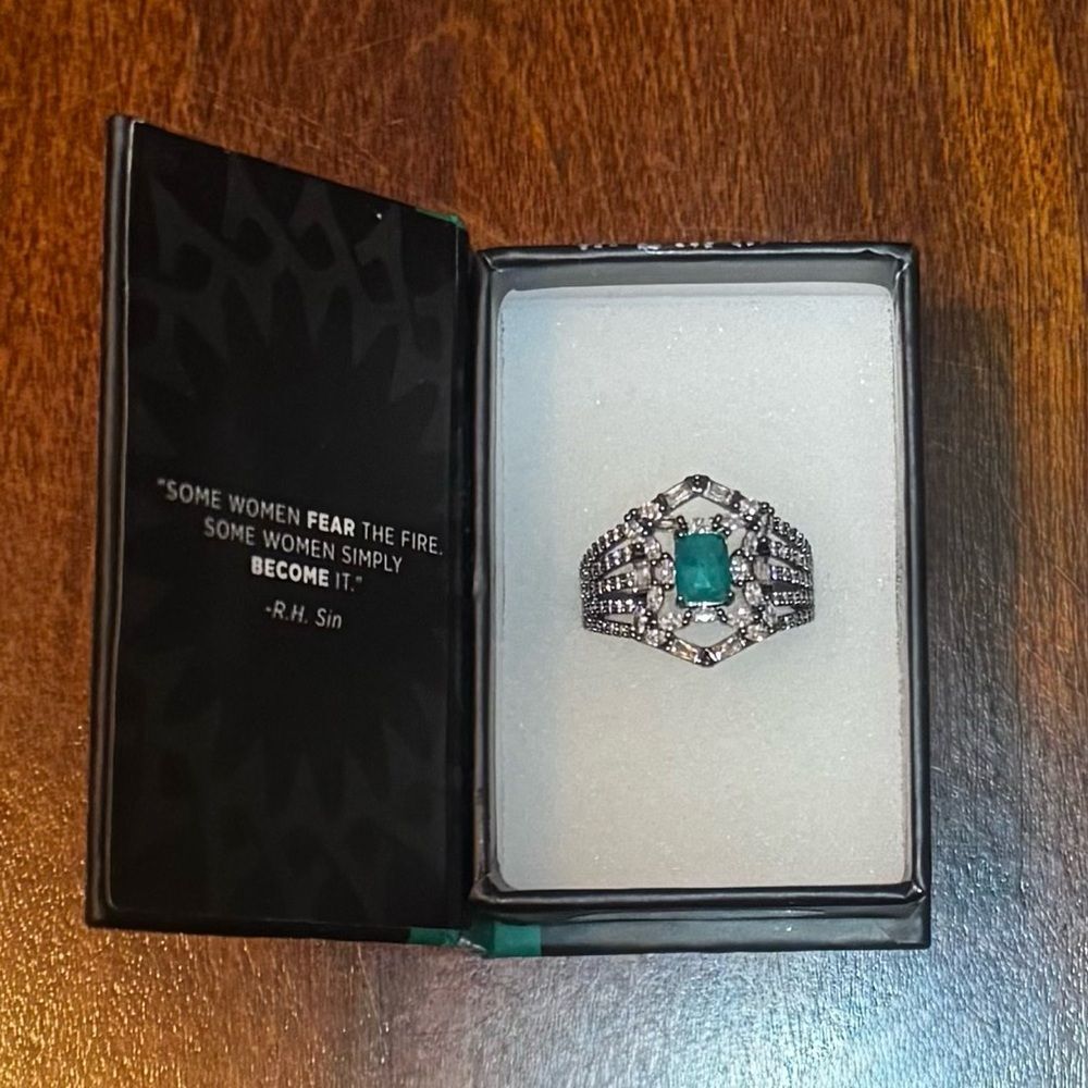 NIB Reign Silver Ring with Green Gemstone Size 11